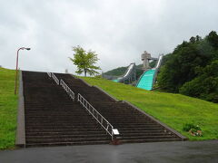 見えてきた！
こうして見ると、本当に高いヨ…。
白馬ジャンプ競技場。

ノーマルヒル、ラージヒル用のジャンプ台が２つ並んだ、
日本で唯一のジャンプ競技場だヨ。