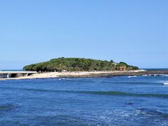 【青島】
日南海岸国定公園に位置する周囲1.5kmほどの小さな島。
中心に神社があるので、島全体がパワースポットと言われています。
島と言っても橋があるので徒歩でOKです。