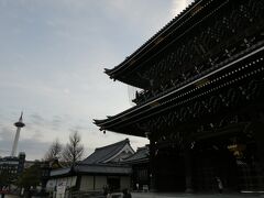 御影堂門と京都タワー