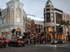 しばらく歩いていると見えてきたのはトゥーロデオ。大きなクリスマスツリーとヨーロッパ風の建物がとても印象的