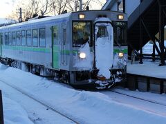 富良野を15時42分発の富良野線旭川行普通列車に乗って美瑛駅に16時22分に到着しました。さすがの北海道観光で人気の高い美瑛もこの時期、この時間では観光客は殆どおらず、列車は帰宅の高校生ばかりでした。
きれいに区画整理された駅前は雪明りでより幻想的な風景となり、車窓から見る丘もシミひとつない雪原に特徴的な木が印象的でした。