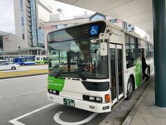 　富山空港行きのバスに乗ります。
　ふつうの路線バスの車体でした。
　お客さん結構多くて、立っている人もいました。