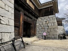 江戸時代に加藤嘉明によって築城。
門の多さ、狭間の配置の巧みさから難攻不落のお城と言われていたらしいですが、江戸時代なので実際に攻められたことはないです。