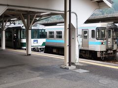 阿波池田駅に到着しました。向かいのホームには8時32分発徳島行き「特急剣山4号」が停車しています。