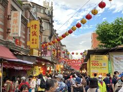 徒歩で迪化街へ。台北年賀大街が開催中！
年末のアメ横のような感じです。