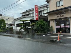 タクシーでホテルに移動中、有名なチーズ饅頭のお店を経由することに。
あるサイトで口コミ1位だったので気になっていたんですが、空港にも駅にもどこにも委託販売がないんです。
食べるには店舗に直接行くしかない…けど、公共交通機関で行くには立地が微妙…。

という話をタクシーの運転手さんにしていたら、ちょっと逸れたら行けるよ！と言っていただき、それならと急遽立ち寄りました。

宮崎土産といえばチーズ饅頭。
食べた感想は、また後ほど。