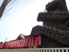 ホテル近くに「穴守稲荷神社」がありましたー。

この高い建物？は「稲荷山」です♪。
山には見えない（笑）？！。