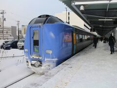 特急宗谷は10分遅れで日本最北端の駅、稚内駅に到着しました。案外観光客も多く、最北端駅の表示看板の前では写真撮影の列ができていました。