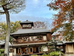 苔地の庭の南側に、泉川から水を取り入れた滝の流れを持つひょうたん型の池があります。

池越しに見る主屋が美しいですね。３階の望楼が特徴的な建物です。特別公開期間には３階にも上がれるようです。私はこの眺めが見たくてやってきました。右手に見えている建物は茶室で、主屋の移築前の江戸時代に既に建てられていたものだそうです。江戸・明治・大正の建物が良好な状態で保存されているということが、歴史的に高い価値があるということで重要文化財に指定されました。