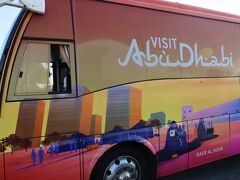 奇跡的にちょうどバスが停まってて、ドライバーにシェイクザイードモスクに行きたいんだが？と問うと、乗れと。
アブダビ市内をぐるぐる廻ってる無料のバスみたい♪♪