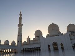 シェイクザイードが、埋葬されている墓前では24時間365日絶えずコーランが読まれているそうです。
UAE国民にとって、建国の父が埋葬されているこのモスクは信仰心と愛国心を支えるいわば“心の拠り所”といえるモスクなのだそう。