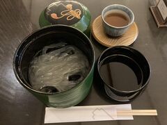 鍵善良房で葛切り1400円をいただきました。
黒蜜が美味しい