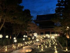 少し位置をずらして、山門を入れてみます。