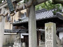 福長神社から風情のある小路を歩いていくと、またまた鳥居がありました。

霊光殿天満宮は、祭神が菅原道真公と徳川家康公を合祀する、珍しい天満宮のようです。
1018年創建と伝わる由緒ある神社で、道真公の６世孫である菅原義郷が、現在の大阪府東大阪市に天皇の命で建立したのが最初です。

平安京には、道真公が太宰府に左遷された時に、一条の光が天から下りたと伝わる地点があり、河内から遷座されたこの天満宮が霊光殿と呼称されるようになったようです。

鳥居には「天下無敵必勝利運」と記された扁額が掲げられています。
後宇多天皇より下賜された筆を書き写したもので、1281年に後宇多天皇の勅命によって敵国降伏の祈祷を行い、その時に用いられた書です。
功が奏したのか、敵の船がことごとく海に没した、と伝えられています。

その後、応仁の乱や火災、社家の衰退等がありましたが、現在地に落ち着いたのは1761年です。

1570年には、徳川家康が天下太平を霊光殿天満宮に祈願し、その後も深くこの天満宮を崇敬した徳川家康を、1636年に合祀したと伝えられています。