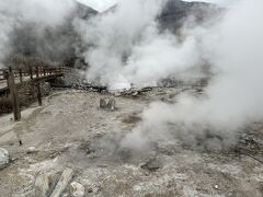 雲仙地獄を横に見ながら、山へ。