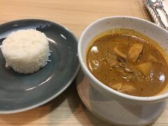 夕飯のためドンムアン空港2階でマッサマンカレーを食べます。コンセントもあるので充電できました。