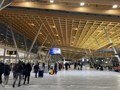 元旦の夕方、オスロ空港へ。空港もまあまあ人がいるかな。オンラインチェックイン済みなので、そのままQRコードかざしてセキュリティ通って中へ。これからブダペストに飛ぶけど、同じシェンゲン内なので、パスポートチェックはなし。国内線感覚。