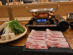 えっ？！　一人前の量が予想より多い (もちろん嬉しい事)
そして、他で食べたお肉より厚みがある！
ってか、しゃぶしゃぶにしては分厚い (これまた嬉しいね)

そしてそして！！
ピッカピカにお手入れされた美しい銅鍋
銅鍋はお手入れが大変なんだよね
ピカピカの銅鍋だけを見ても
心を込めて「おもてなし」されている事が伝わり
気持ちがいいな