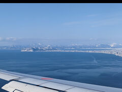 もうすぐ函館です。
左側手前に函館山、右に函館空港滑走路が見えます。