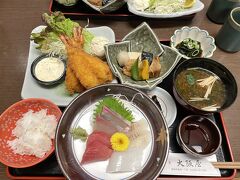 エビフライ2本とお刺身がセットになった『海定食』をオーダー。
付け合わせの煮つけも、しっかり量がありボリューム満点！
ご飯を少なめに盛って頂いて良かったです。
若い方には、大エビフライ3本の定食が人気だそうです。