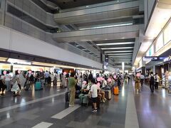 お盆休み後半ですが、羽田空港は利用客が多いですねー。