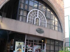 お巡りさんに教えてもらって向かった先は「ツル茶ん」 
1925年（大正14年）創業の九州最古の喫茶店です。
ミルクセーキが人気のお店ですが、トルコライスも有名なお店です。
