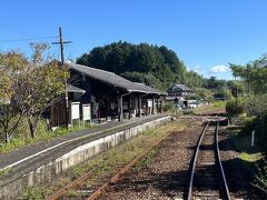 遠江一の宮「小國神社」の最寄り駅、遠江一宮駅（とおとうみいちのみやえき）の駅舎（本屋）は国の登録有形文化財です。また駅舎内には手打ちそば屋「百々や」が入っています（天浜線にはこのように飲食店が入った駅がいくつもあります）。

遠江国は２つの一の宮があって、もう一つは現在の掛川市にある事任八幡宮です。