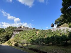 入口から坂道を歩いていると美術館の建物が見えてきました。この美術館は看板建築の説明でたびたび出てくる藤森照信氏の設計です。館全体の写真を撮るのが難しく写ってないところがあります。右の足がついた建物は「望矩楼」という茶室です。秋野不矩は旧二俣町出身の女性日本画家です。