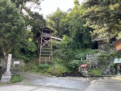 伝承館の横にある諏訪神社と塩地蔵尊。左の木造建造物が清瀧寺の井戸櫓で江戸時代の「秋葉山道中記」に珍しい井戸として紹介されているそうです。清瀧寺の南西に二俣城址があります。この城には井戸がなく天竜川からこの井戸櫓で取水をしていました。その井戸櫓を復元してここに設置してあります。１５７２年の三方ヶ原の戦いの前哨戦二俣城の戦いでは、攻めあぐねた武田軍が上流からたくさんの筏を流しこの井戸櫓を破壊したことで水を得る手段をなくした徳川方が降伏しました。