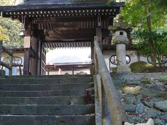 紅の吊り橋から少し歩くと、温泉街のなかにある「妙雲寺」というお寺に到着します。

石段を上がって、境内に入ります。