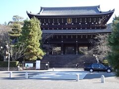 知恩院
いつもにぎわっている八坂神社の隣にあるのに、閑散としている
立派な三門は国宝　日本最大級の木造の門
山門の向かって右手に本堂行きのシャトルバスの停留所があり、ちょうど来たのでとび乗った