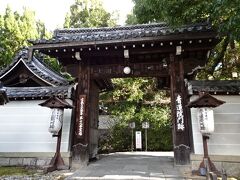 黒門からさらに進むと青蓮院門跡に到着
天台宗総本山比叡山延暦寺の三門跡の一つ
門跡寺院とは…門主（住職）が皇室或いは摂関家によって受け継がれてきたお寺のこと、要するに門跡寺院とは、皇室とゆかりの深いお寺
天台宗の三門跡寺院おいえば…青蓮院、三千院、妙法院

グレーっぽい筋塀にも５本も線が入って格調の高さを表している

