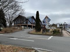 谷脇街道を外れ、高速道路方面へ歩いて行きます。
大きな建物が見えて来ました。
オアシスおぶせ到着です。