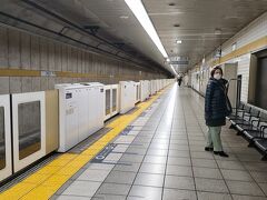 自宅の最寄り駅から地下鉄に乗って麹町駅までやってきました。平日は混雑している駅も土曜日の午前中は空いています。ここには「そごう西武」の本部があったのでよく通いました。