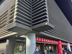 ようやく「国立劇場」の正面までたどり着きました。巨大な正倉院の校倉造りの建物といったイメージです。ここへ初めて来たのは6歳くらいだった昭和42年の1967年頃だと思います。