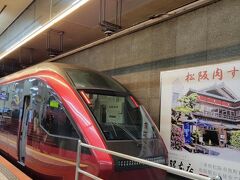 名古屋駅に着いたら駅に入れない人やら、みどりの窓口の列やらで
人があふれていました。
近鉄の駅も行列でしたが、特急券はネットで予約して
金券ショップで乗車券を購入。