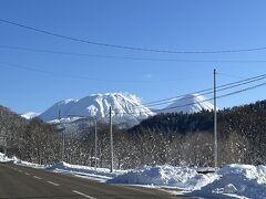 帰り道

雌阿寒岳が見えました。
今年の秋、彼と一緒に初めて登山した思い出の雌阿寒岳。
かなり過酷だった...
いつかリベンジしたい。