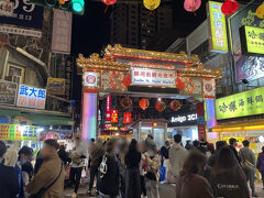 廟の前から延びる横道で開催されているのが「饒河街観光夜市」
夜市と廟はセットです。