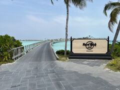 午後は、少しホテルで休憩してから島にあるもう一つのホテル「Hard Rock Hotel Maldives」まで街歩き。この橋を渡って行きます。