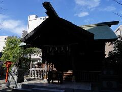 石川雅望の墓を拝観した後、裏道を歩いて行くと、神社があった。蔵前神社であった。５代将軍綱吉により、山城国男山の岩清水八幡宮を勧請したものだそうだ。今は小さな社だが、江戸城鬼門除けで、徳川将軍家祈願所とされていた社である。相撲と落語に所縁のあるらしく、境内に碑が建てられていた。とりあえず、ここで今日の旅の無事を祈願した。