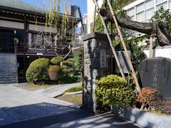 浄念寺から、蔵前小学校の脇を南へと歩くと、右手に松平西福寺と言う寺が見えて来た。入口脇に、『育英小学校発祥の地』と言う石碑が建っている。明治３年、東京に開校した６つの小学校のひとつが、この寺の境内に設けられたそうである。