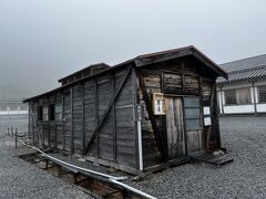 境内には男湯、女湯、男女入れ替え制、混浴の４つの湯小屋がある。
ここは男女入れ替え制の薬師湯。今は男湯タイム。
入湯は無料。