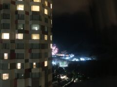 部屋に戻った後、19:30からアイスヴィレッジで打ち上げられる花火を見ることができた。