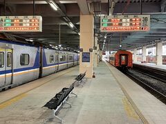 七堵駅で降り、莒光号に乗り換えです。30分くらい時間があるので改札を出て、セブン-イレブンでお弁当などを調達して、再度ホームへ。
奥の方に止まっている古そうな電車が莒光号です。