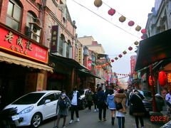迪化街！日本でいうところの中華街的な雰囲気。
でも台湾だから昔ながらの街並み、という感じかしら。
