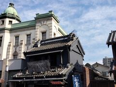 埼玉りそな銀行川越支店の洋っぷりと、手前のくらづくり本舗の和っぷりが面白い。