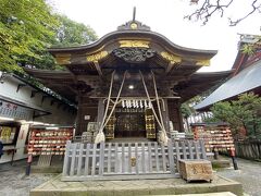 日吉神社本殿

日吉神社HPより
御祭神は厄除け並びに開運招福の神様として名高い
大山咋命（おおやまくいのみこと）、羽山戸命（はやまどのみこと）
香山戸命（かがやまどのみこと）を祭ってます。
こちらの三神は兄弟神だそう。