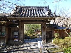 その勝林院の僧坊として、800年前よりあったお寺が隣にある宝泉院
枝ぶりが素晴らしい五葉松とその額縁庭園でも有名だ
