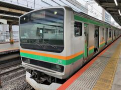 　横浜駅でしばらく停車します。