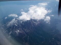 11:11 桜島の噴火口から出る噴煙 強い北西風によって高く舞い上がらず南東に流れていた